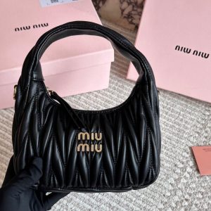 MC-MM-2005-The lady carried a handbag diagonally over one shoulder