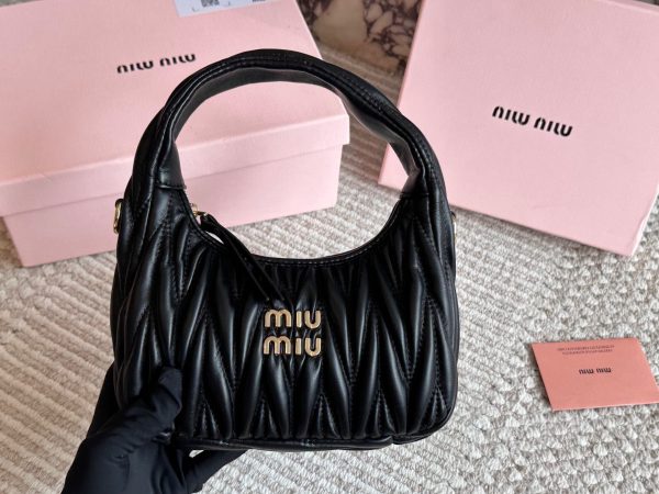 MC-MM-2005-The lady carried a handbag diagonally over one shoulder