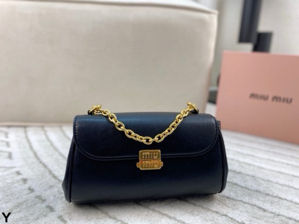 MC-MM-2003-A single-shoulder crossbody square bag